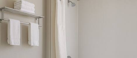 Un baño con inodoro, bañera y cortina de ducha.