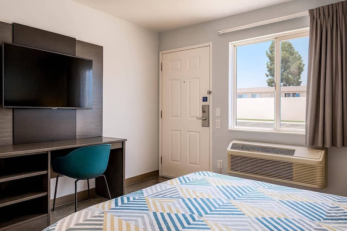 Quarto luxo, 1 cama King, para não fumantes, geladeira e micro-ondas | Escrivaninha, Wi-Fi de cortesia, roupa de cama