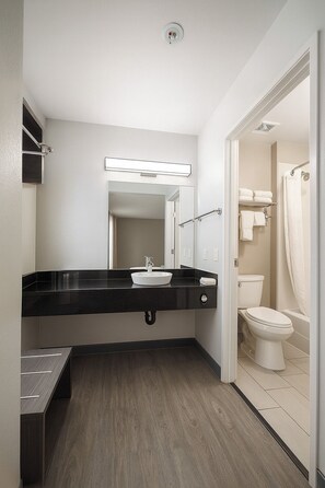 Combined shower/tub, towels - Motel 6 Westminster, CA - North (Westminster)