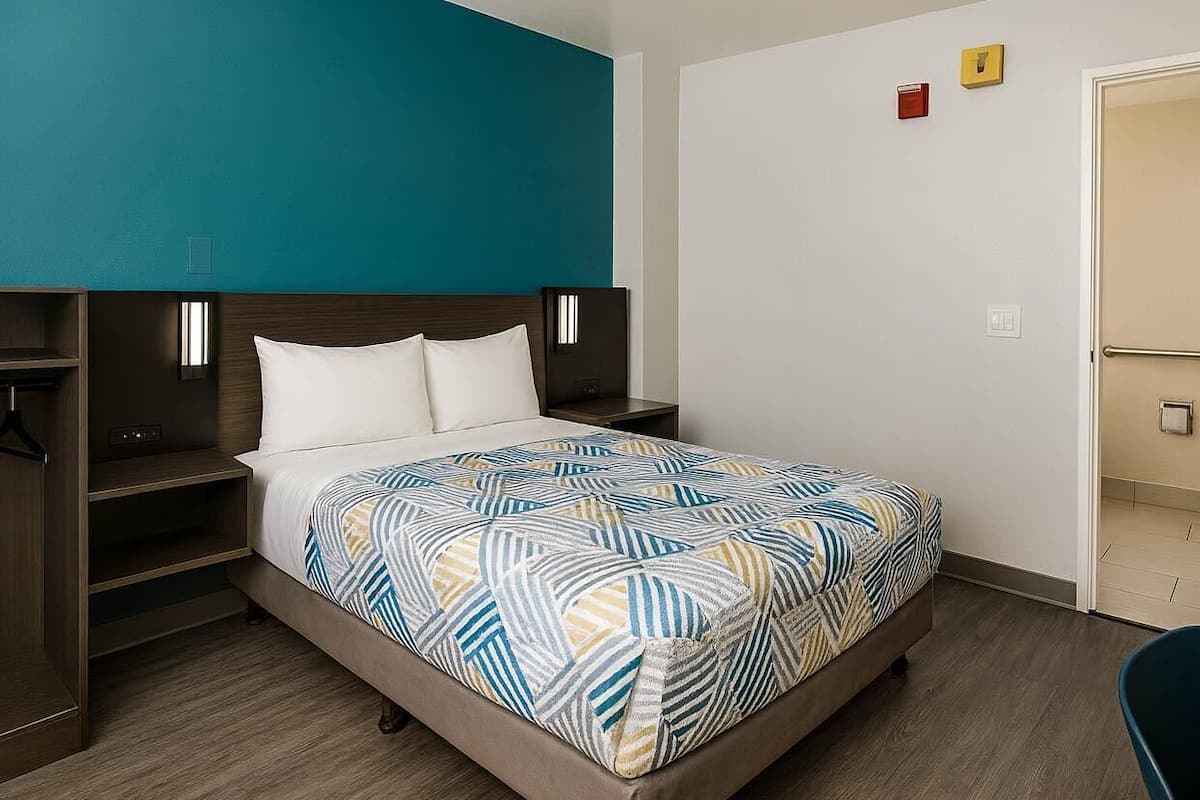 Quarto luxo, 1 cama Queen, para não fumantes, geladeira e micro-ondas | Escrivaninha, Wi-Fi de cortesia, roupa de cama