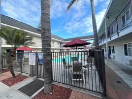 Una piscina al aire libre