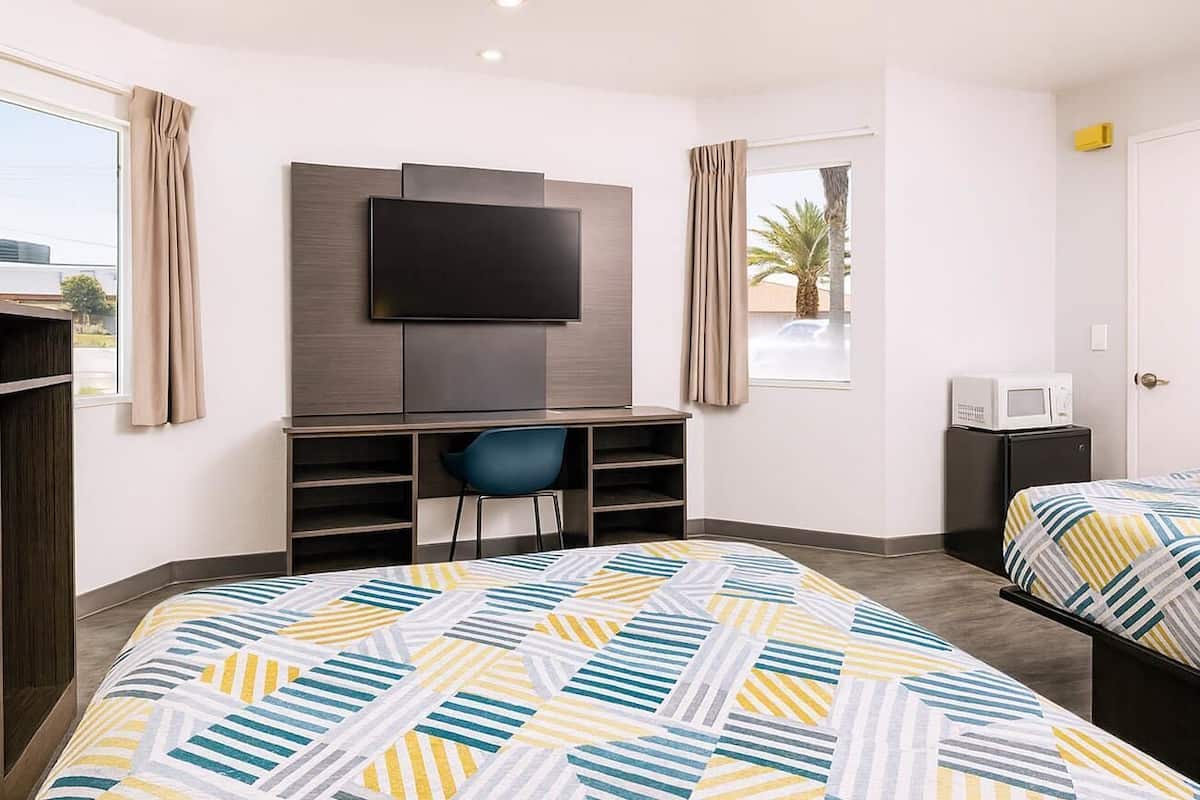 Quarto luxo, 2 camas Queen, para não fumantes, geladeira e micro-ondas | Escrivaninha, Wi-Fi de cortesia, roupa de cama