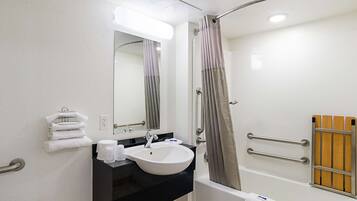 Een bad/douchecombinatie, milieuvriendelijke toiletartikelen, handdoeken