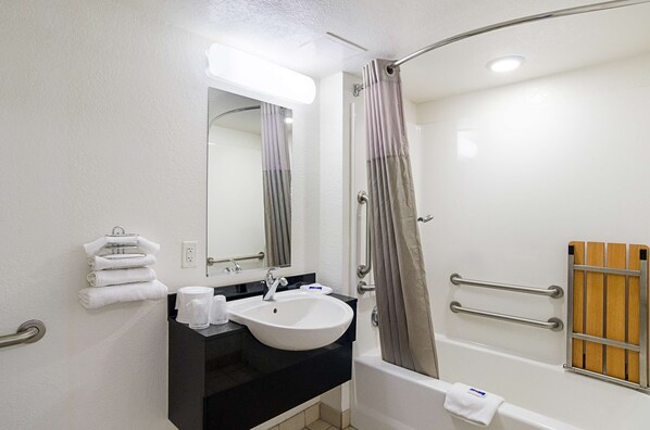 Combined shower/tub, eco-friendly toiletries, towels