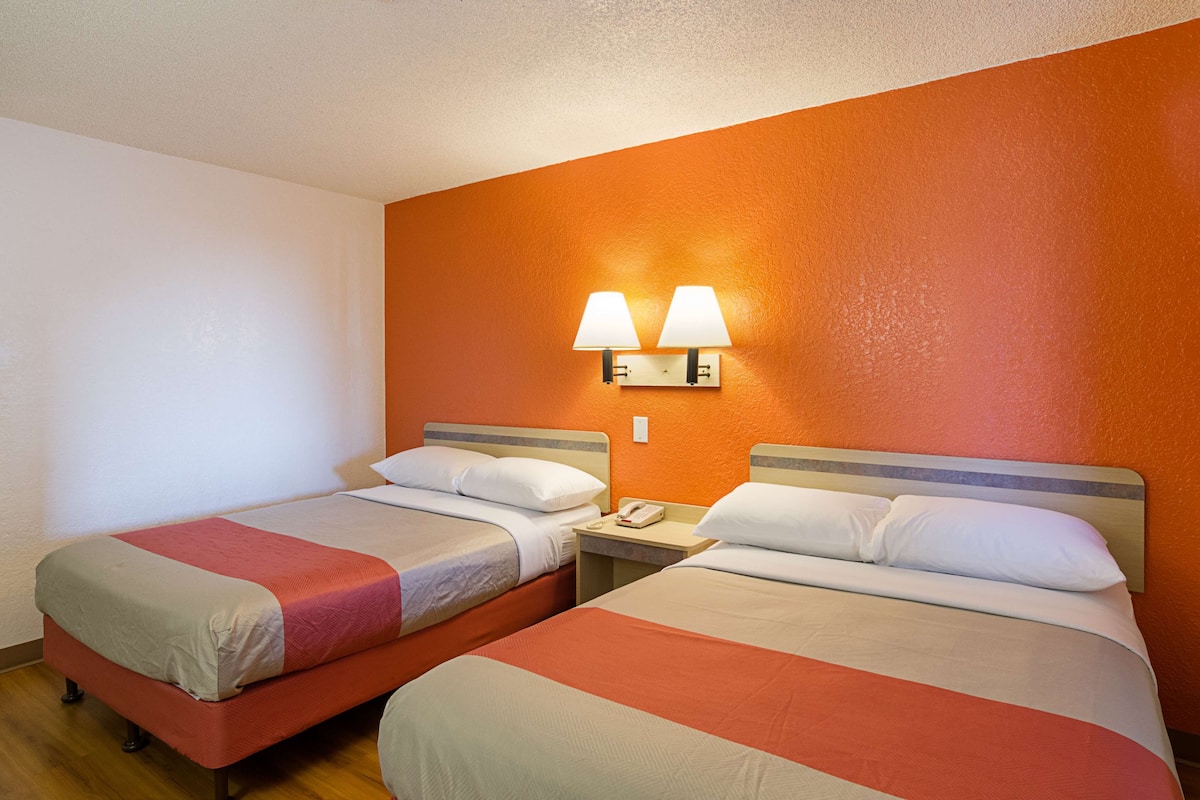 Tabla de planchar con plancha, wifi gratis y ropa de cama