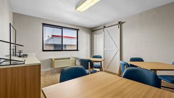 Free continental breakfast on weekdays