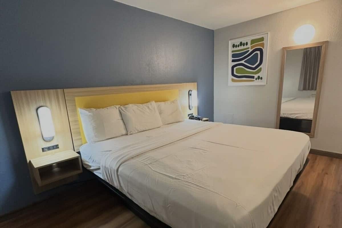 Työpöytä, kannettavalle tietokoneelle sopiva työtila, ilmainen Wi-Fi