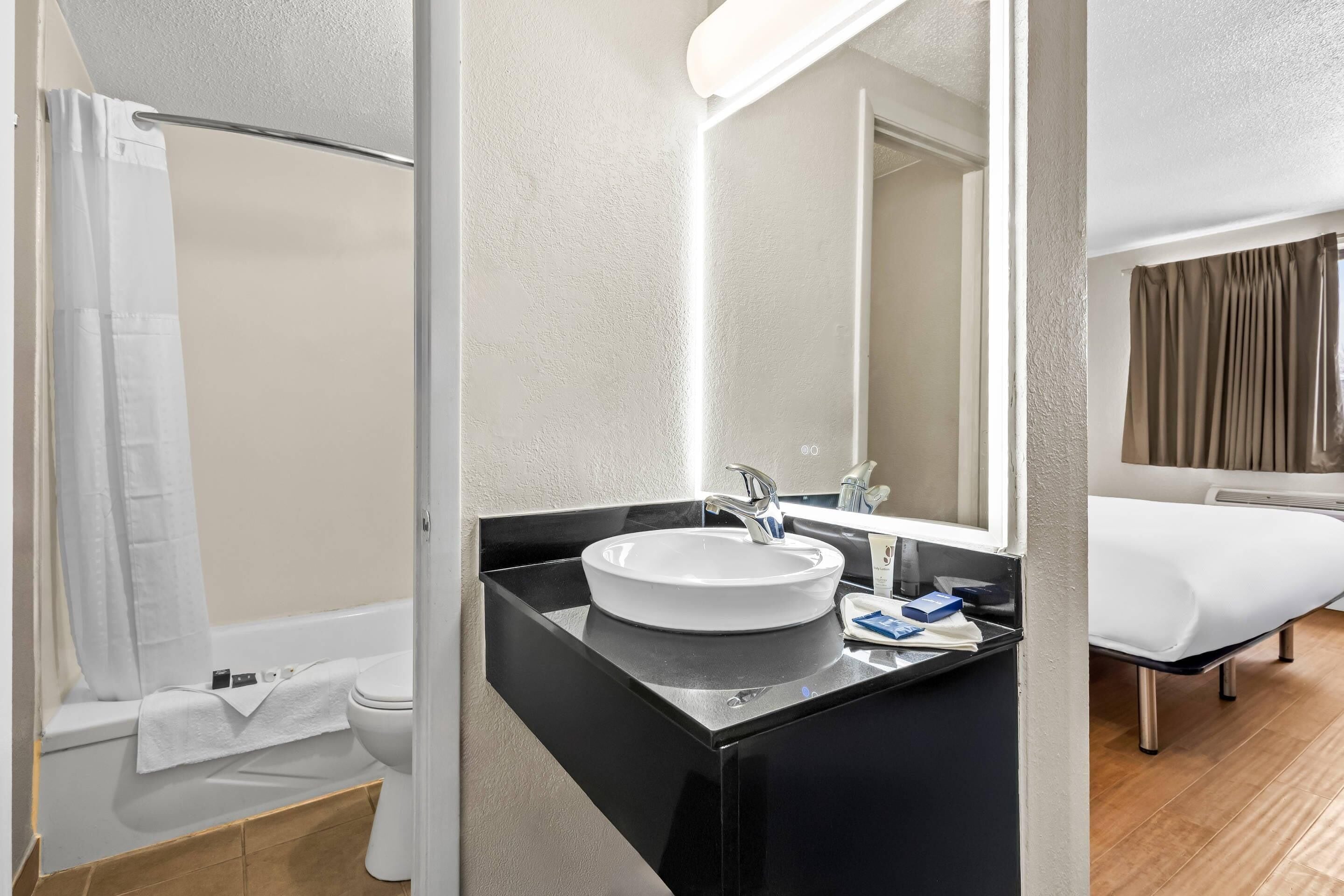 Standard Room, 1 King Bed, Non Smoking | Desk, laptop workspace, free WiFi, bed sheets