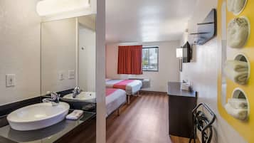 Kamar Standar, 2 Tempat Tidur Queen, Bebas Asap Rokok | Kamar mandi | Handuk