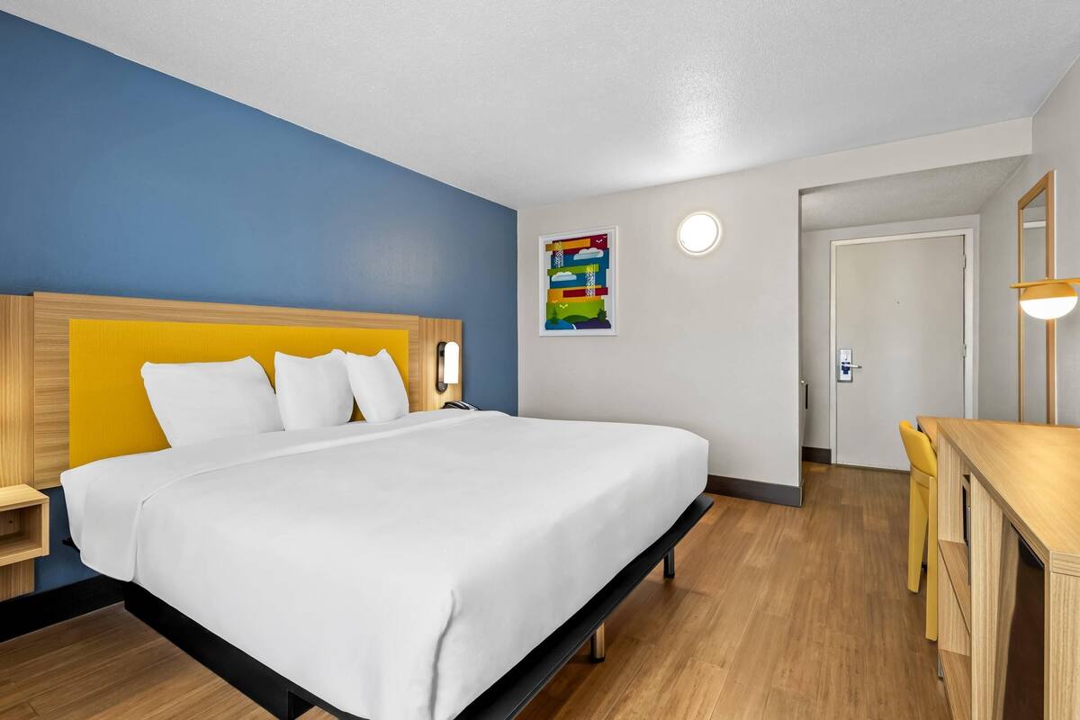 Standard Room, 1 King Bed, Non Smoking | Desk, laptop workspace, WiFi (free), bed sheets