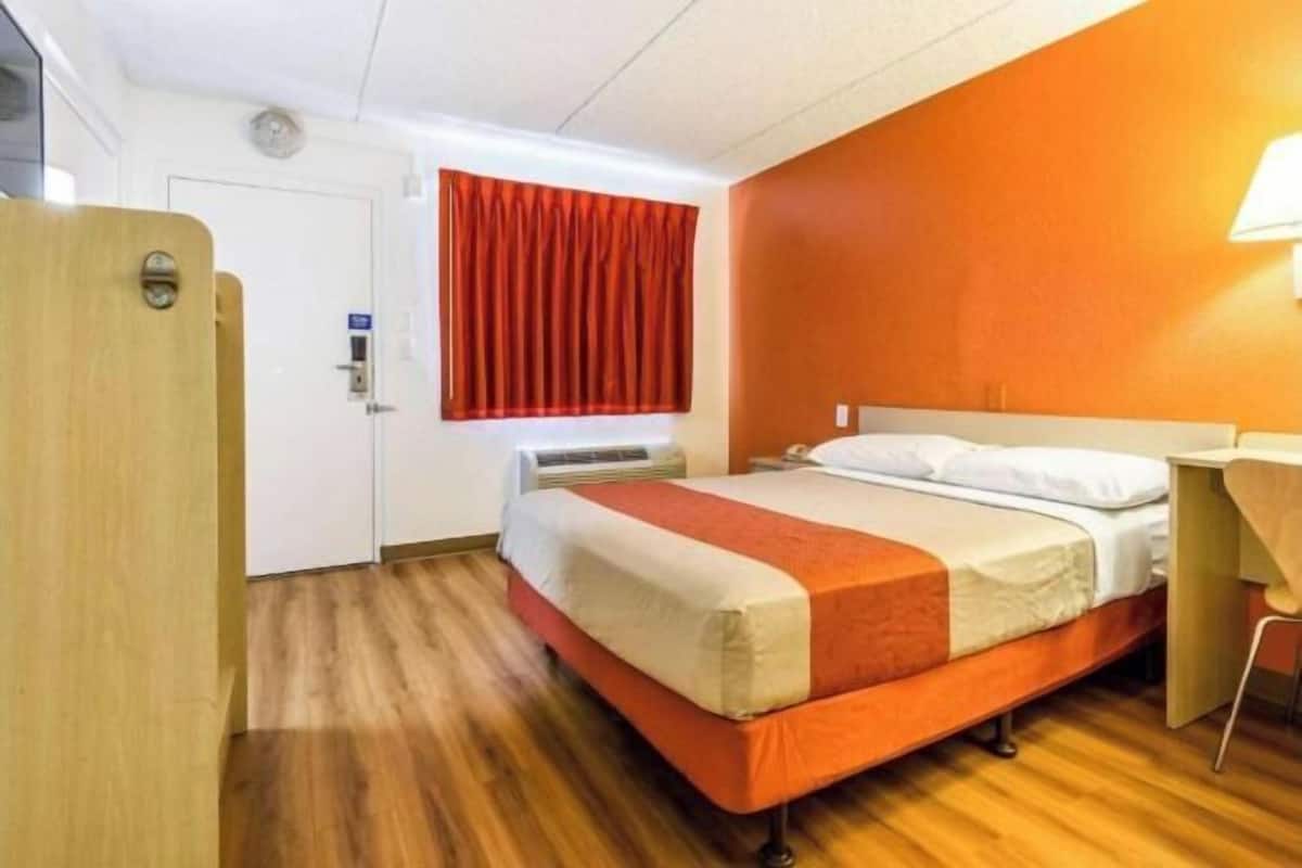 WiFi (free), bed sheets