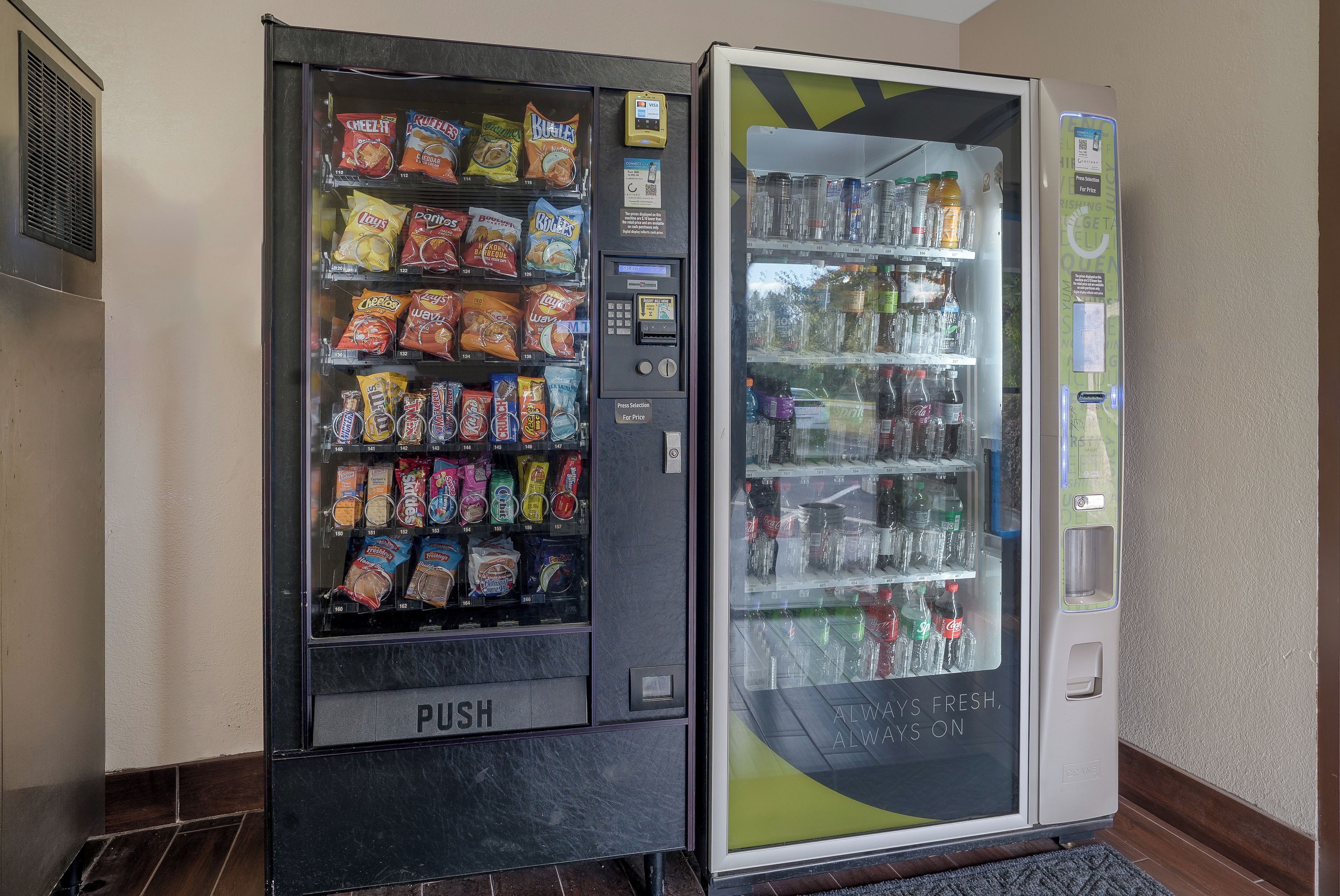 Ein Getränke- und Snackautomaten.