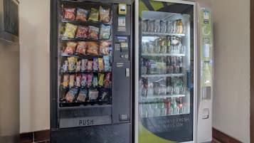 Ein Getränke- und Snackautomaten.