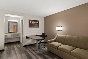 1 bedroom, desk, blackout drapes, free WiFi