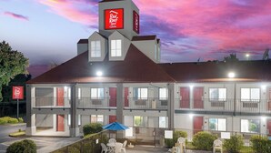 A Red Roof Inn with a two-story structure, multiple balconies, and a parking area. - Red Roof Inn Spartanburg - I-85 (Spartanburg)
