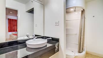 Combined shower/tub, towels