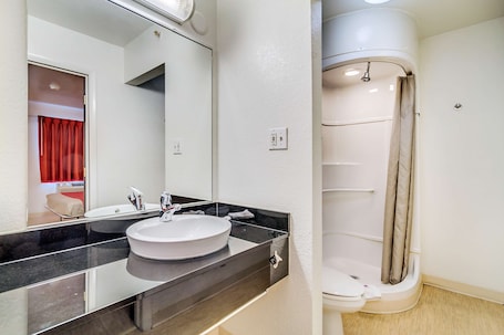 Combined shower/bathtub, towels. Motel 6 Linthicum Heights, MD - BWI Airport