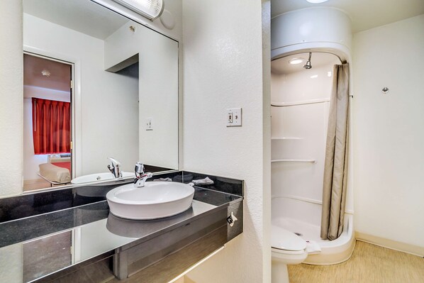Combined shower/bathtub, towels - Motel 6 Linthicum Heights, MD - BWI Airport (Linthicum Heights)