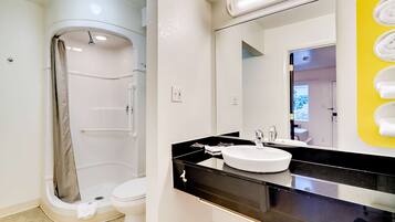 Combined shower/tub, towels