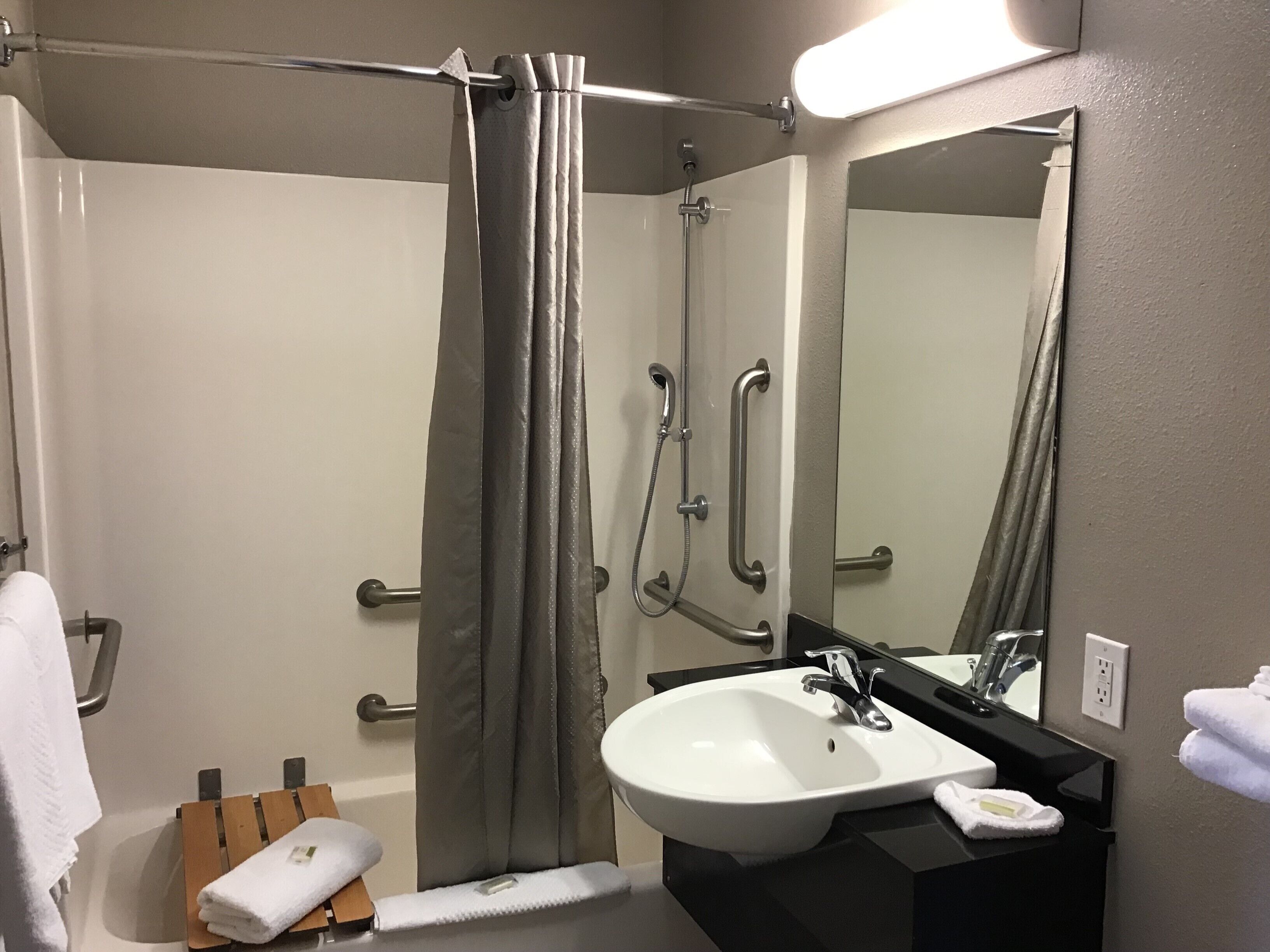 客房, 1 张双人床, 通行无障碍, 无烟房 (Mobility, Bathtub W/grab Bars) | 浴室 | 淋浴设施、毛巾