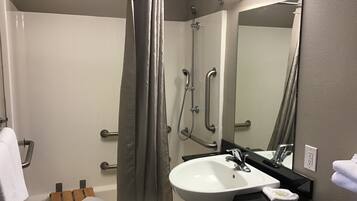 Room, 1 Double Bed, Mobility Accessible, Non Smoking (Mobility, Bathtub W/grab Bars) | Bathroom | Shower, towels