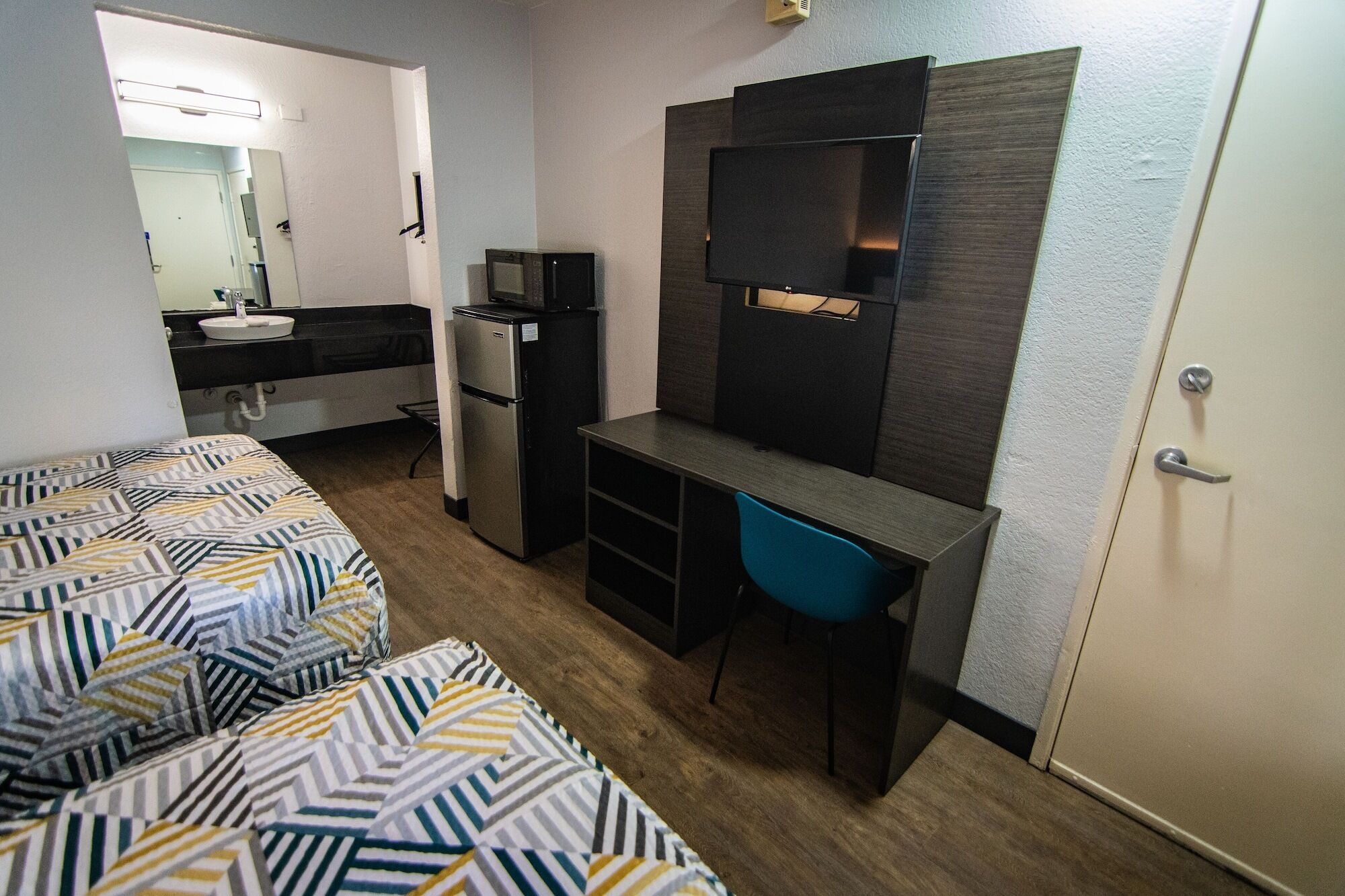 WiFi (free), bed sheets