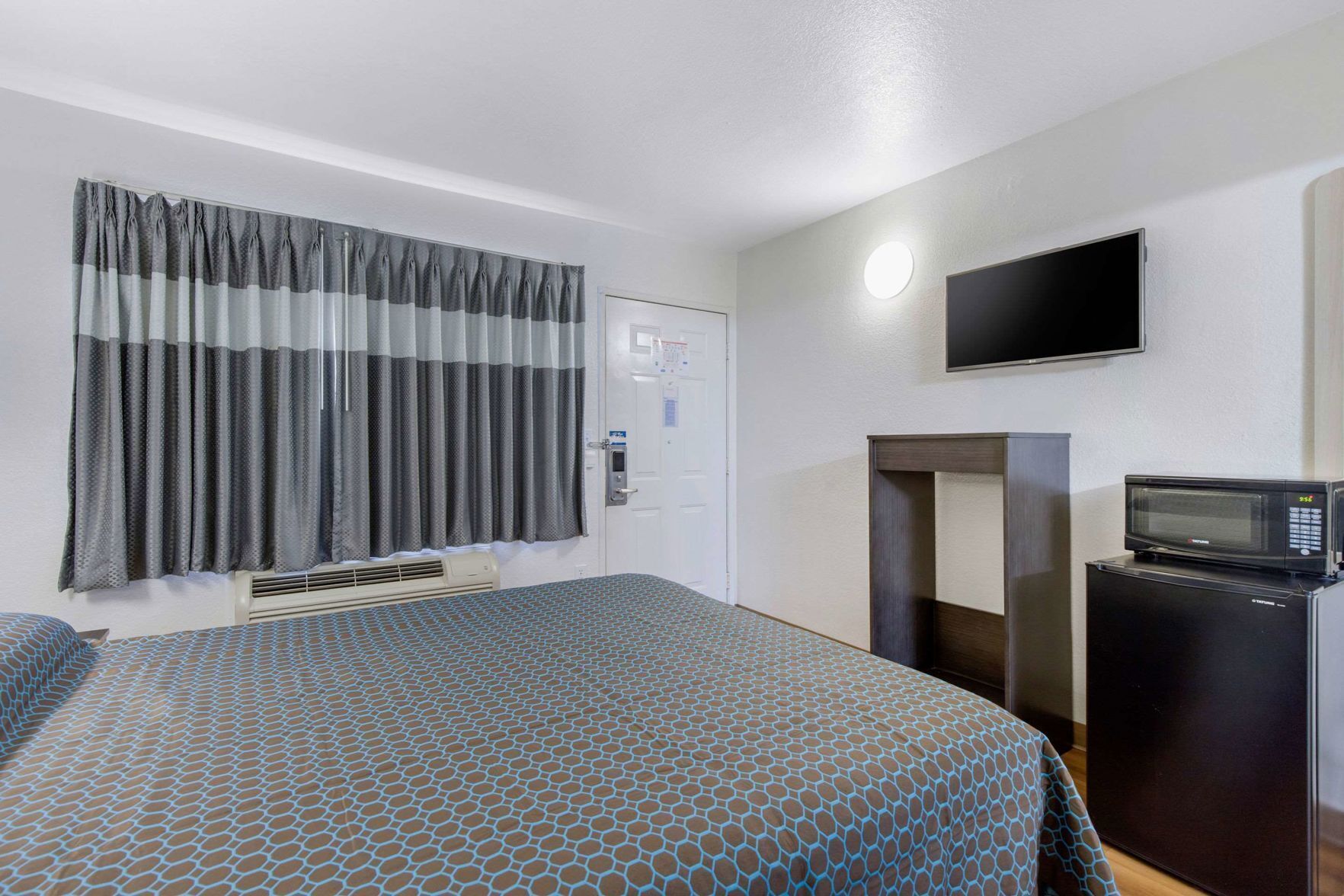 Desk, blackout curtains, free WiFi, bed sheets