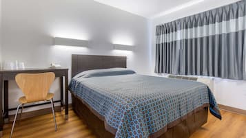 Una scrivania, tende oscuranti, Wi-Fi gratuito, lenzuola