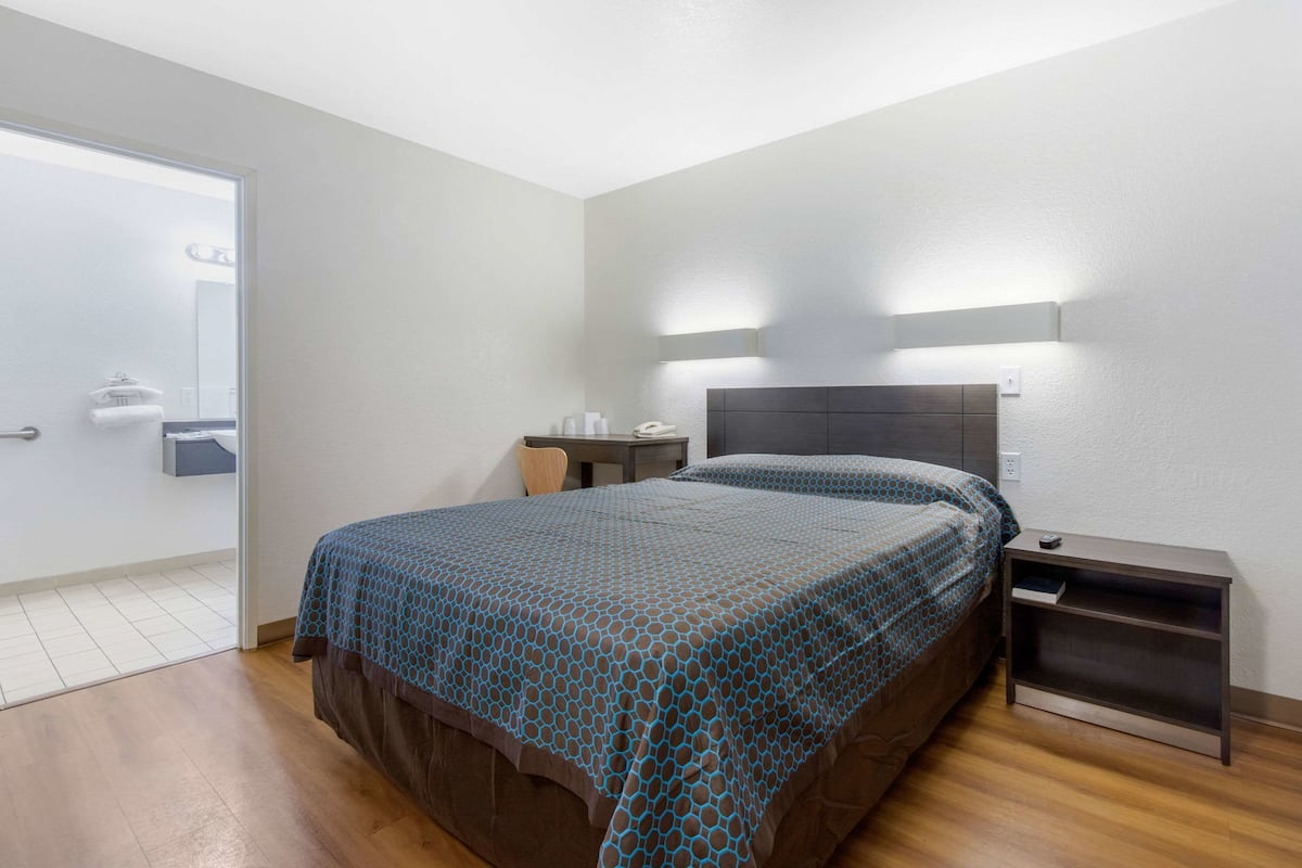 Desk, blackout drapes, free WiFi, bed sheets