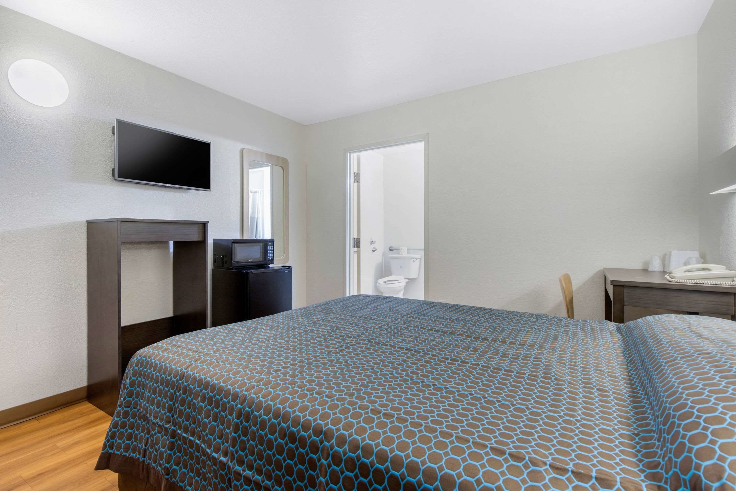 Escritorio, cortinas opacas, wifi gratis y ropa de cama