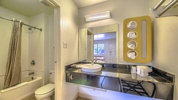 Combined shower/tub, towels