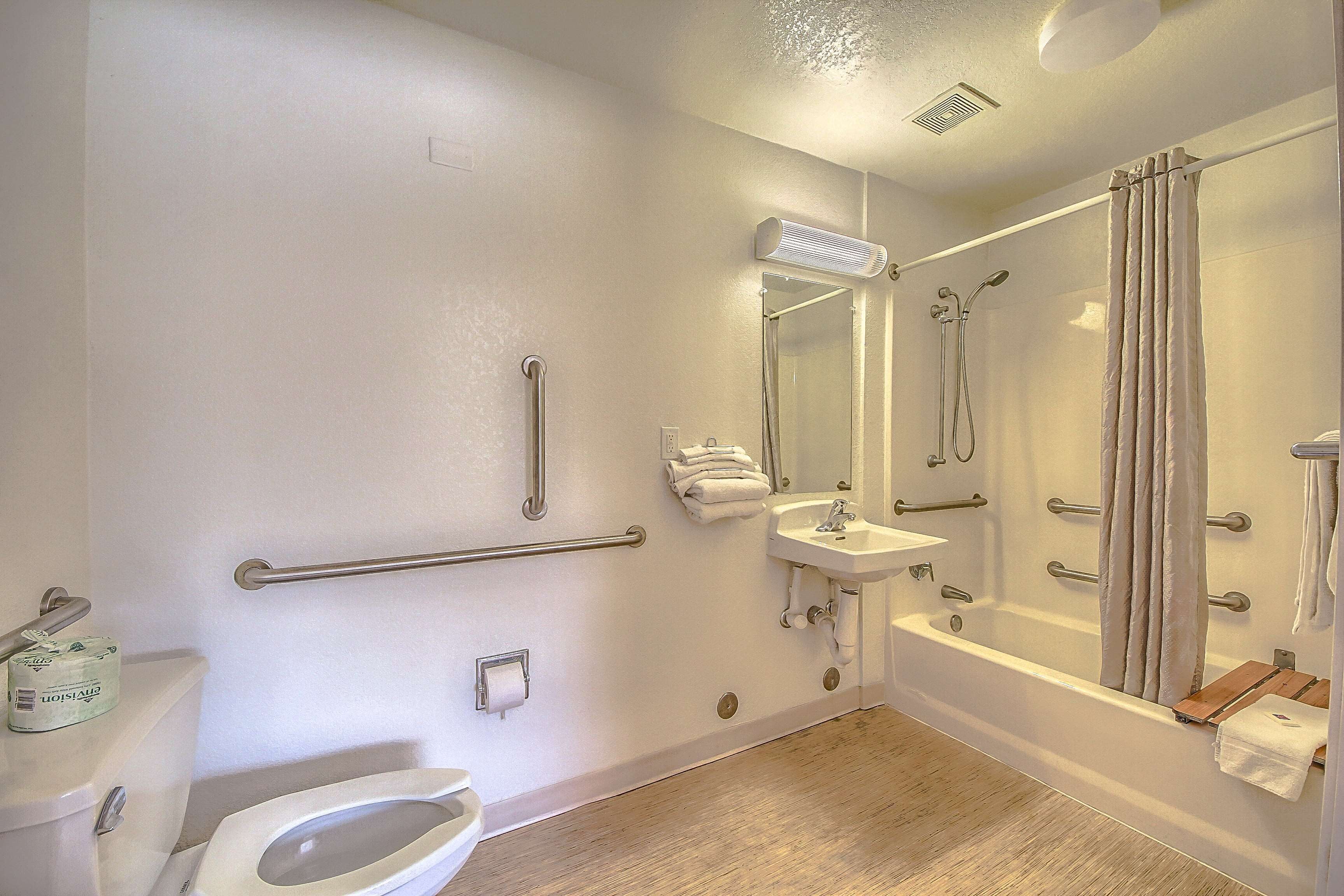 Combined shower/bathtub, towels