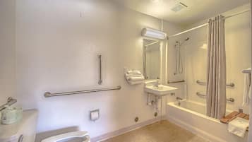Un baño con inodoro, bidé, lavabo y bañera.