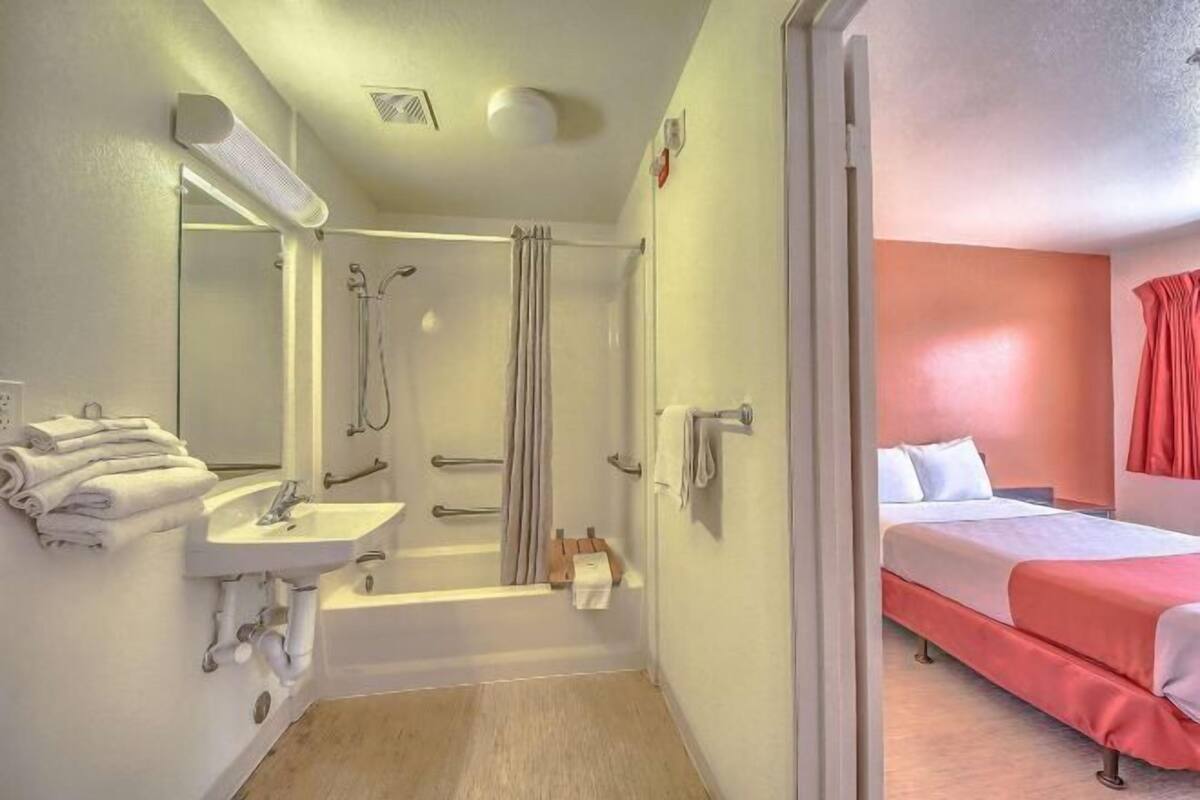 Bathroom | Combined shower/tub, towels