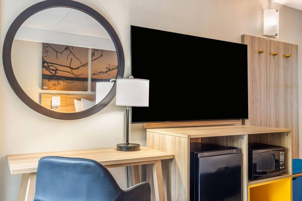 Kamer, 1 kingsize bed, niet-roken | Een bureau, een laptopwerkplek, verduisterende gordijnen