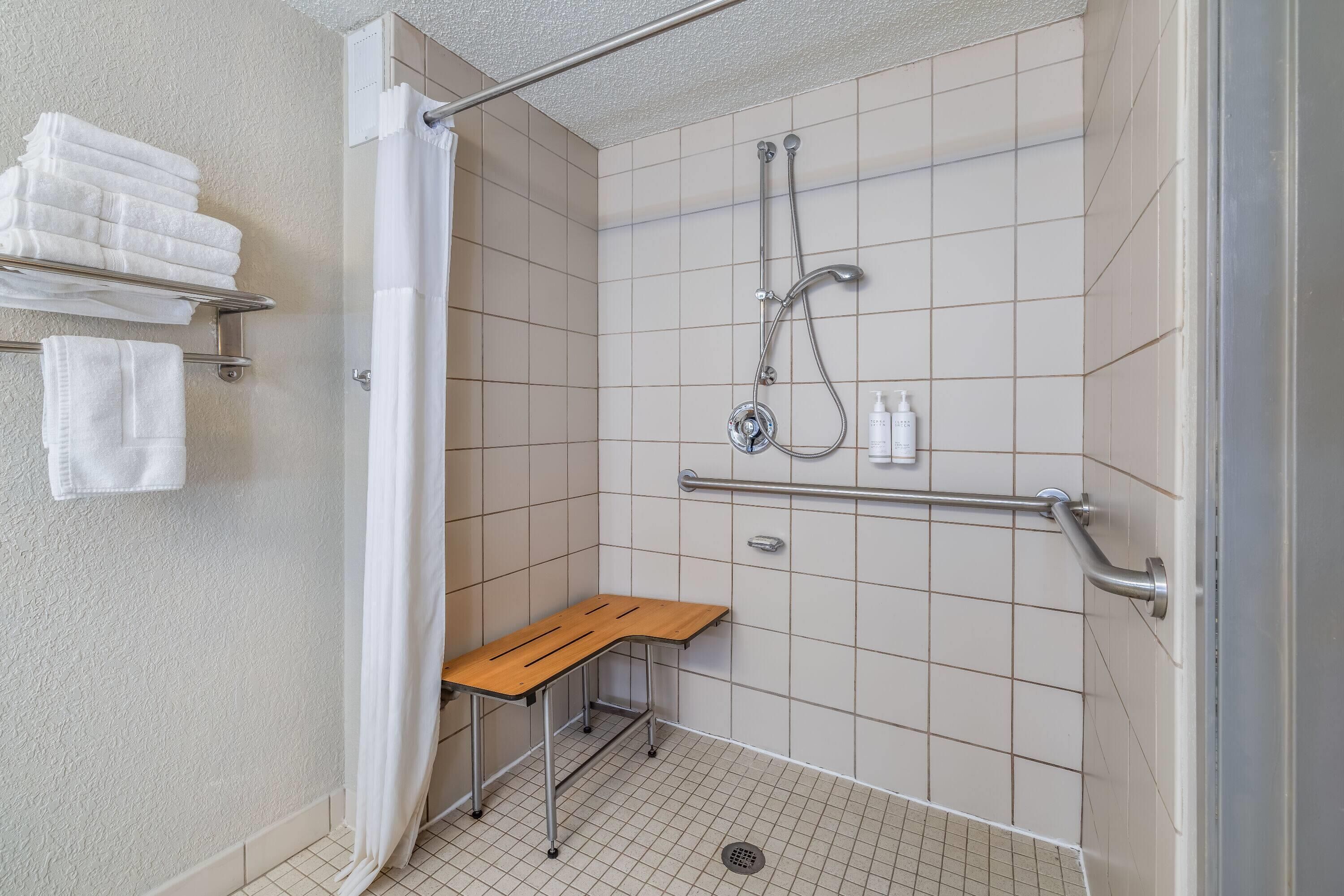 Zimmer, 1 King-Bett, barrierefrei, Nichtraucher (Roll-In Shower) | Barrierefreies Bad