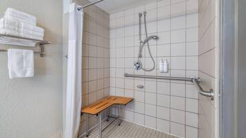 Zimmer, 1 King-Bett, barrierefrei, Nichtraucher (Roll-In Shower) | Barrierefreies Bad
