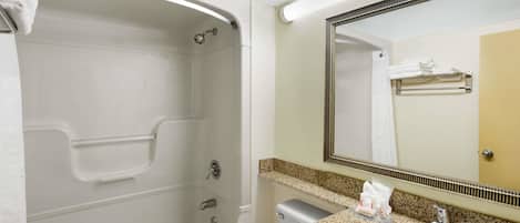 Tina con regadera, amenidades de baño gratuitas, secadora de cabello