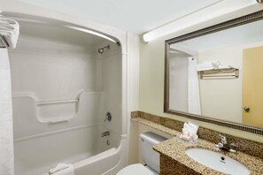 Combined shower/bathtub, free toiletries, hair dryer, towels