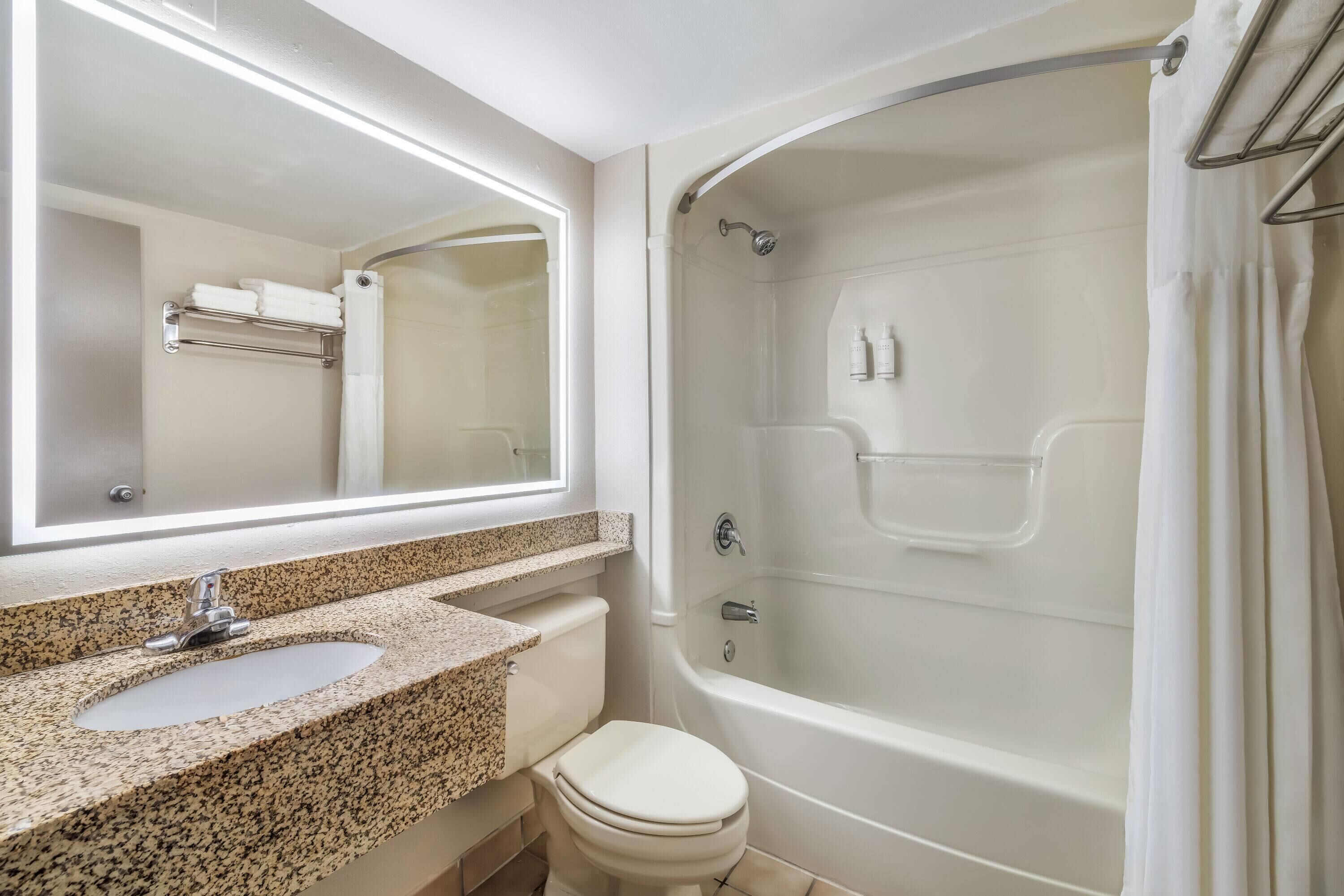 Combined shower/bathtub, free toiletries, hair dryer, towels