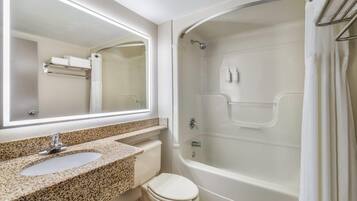 Combined shower/bathtub, free toiletries, hair dryer, towels