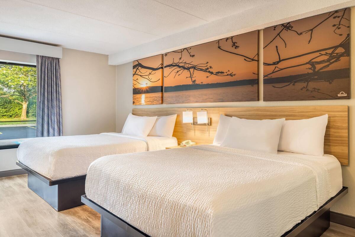 Kamer, 2 queensize bedden, niet-roken | Een bureau, een laptopwerkplek, verduisterende gordijnen