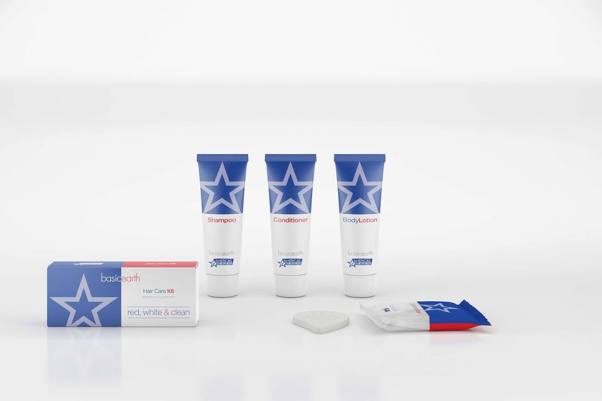 Ein Basicearth-Haarpflegeset bestehend aus Shampoo, Spülung und Körperlotion, zusammen mit einer kleinen Packung Haarpflegeprodukt.