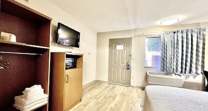 Days Inn & Suites by Wyndham Arlington Near Six Flags
