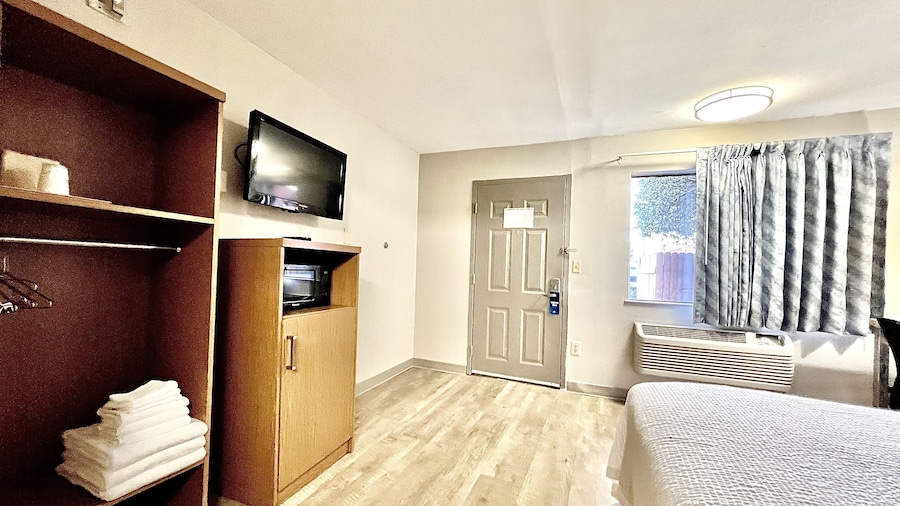 Days Inn & Suites by Wyndham Arlington Near Six Flags