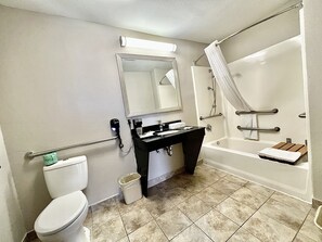 Ensemble baignoire-douche, séchoir à cheveux, serviettes fournies