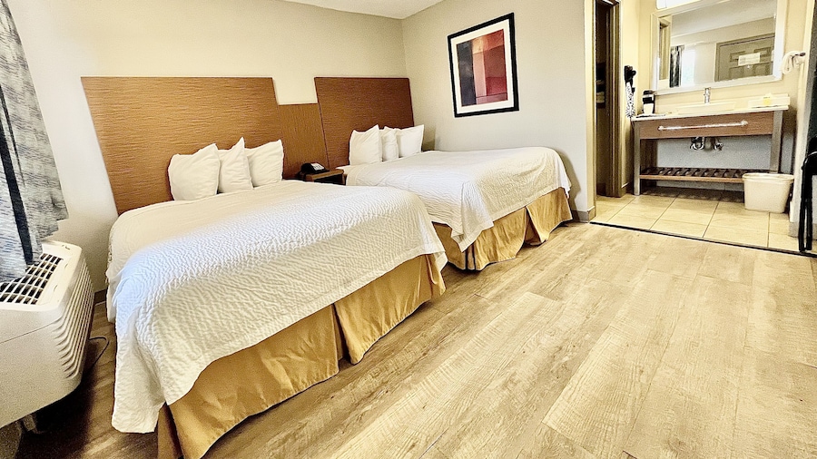 Days Inn & Suites by Wyndham Arlington Near Six Flags