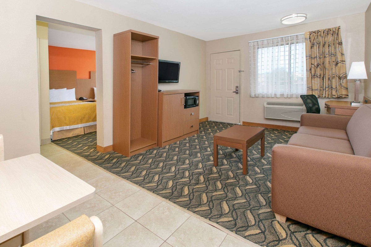 Suite, 2 Double Beds, Non Smoking | Desk, iron/ironing board, free WiFi, bed sheets