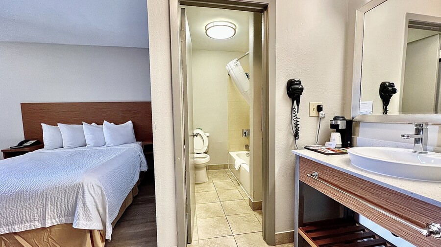 Days Inn & Suites by Wyndham Arlington Near Six Flags