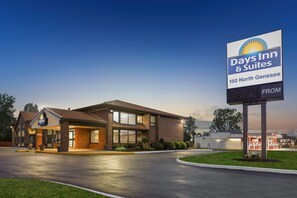 Exterior - Days Inn by Wyndham Utica (Utica)